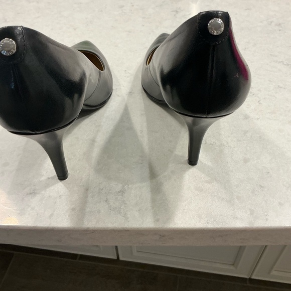 MICHAEL Michael Kors Black Pointed Leather Pumps - Picture 2 of 7